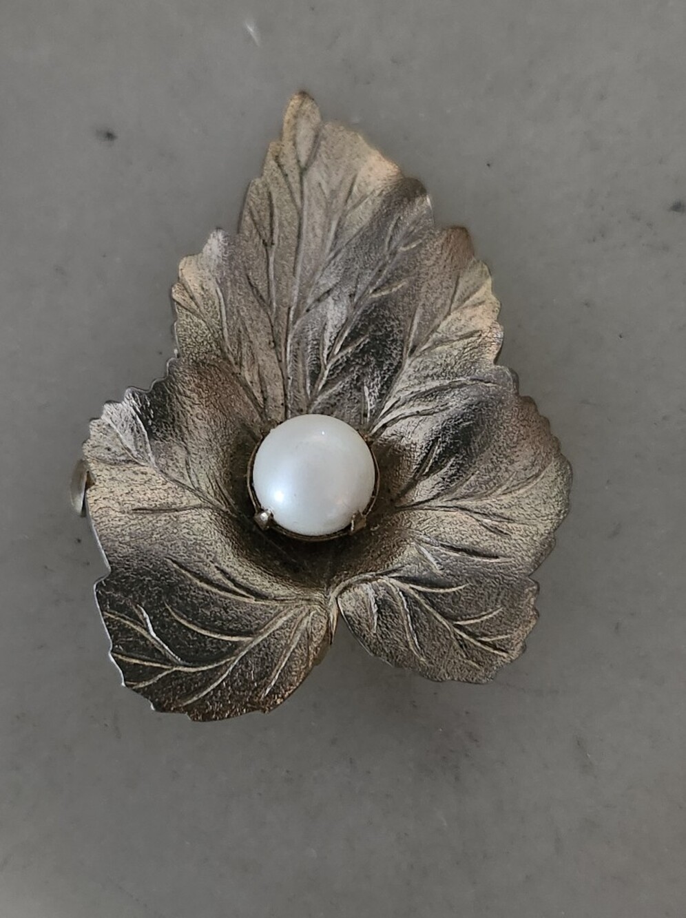 Vtg Faux Pearl-Centered Gold Tone Leaf Brooch - Vintage